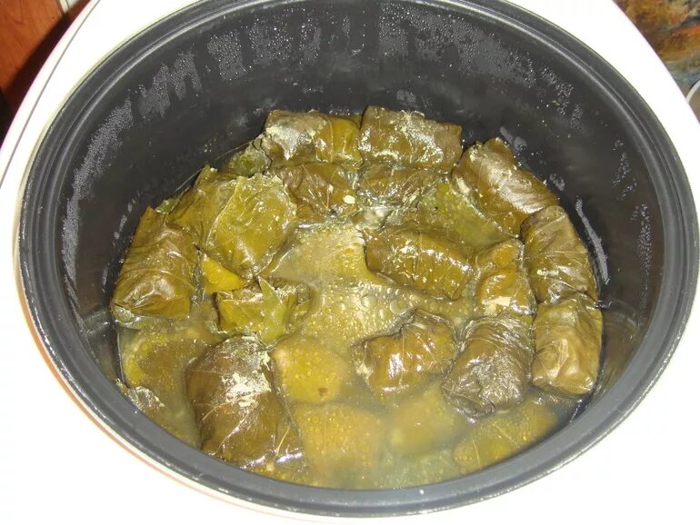 Долма гагаузская. Долма рецепт в виноградных листьях в мультиварке. Долма в мультиварке. Долма с матсон. Долма тушение.