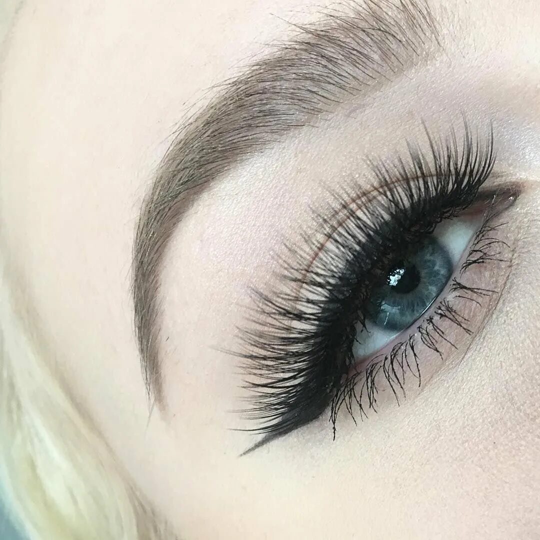 Эффект подводки наращивание ресниц. Ресницы со стрелками. Красивое наращивание ресниц. Девушка с накладными ресницами. Ресницы со стрелками.