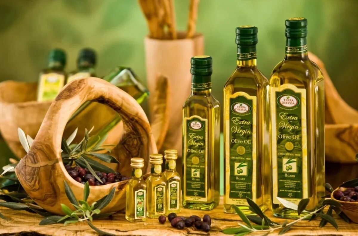 Классы оливкового масла. Olive Oil масло оливковое. Олив Ойл масло оливковое. Оливковое масло с травами. Оливковое масло полезное.