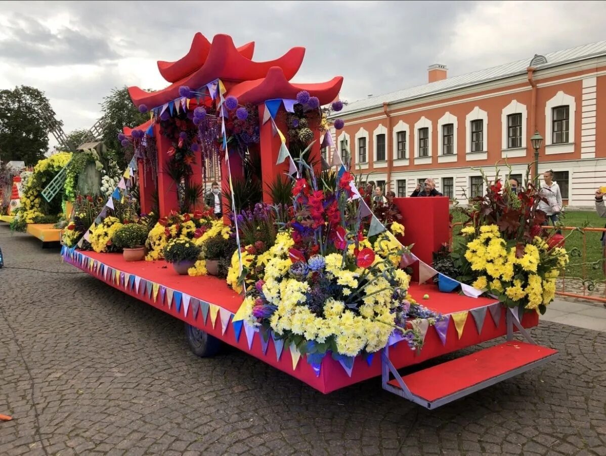 Праздник цветов в петербурге. Парад цветов в аалсмеере (голландия). парад цветов спб. парад цветов в амстердаме. фестиваль композиция.