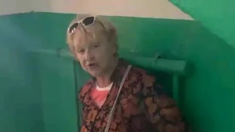 Мама голова женщины метнулась по подушке