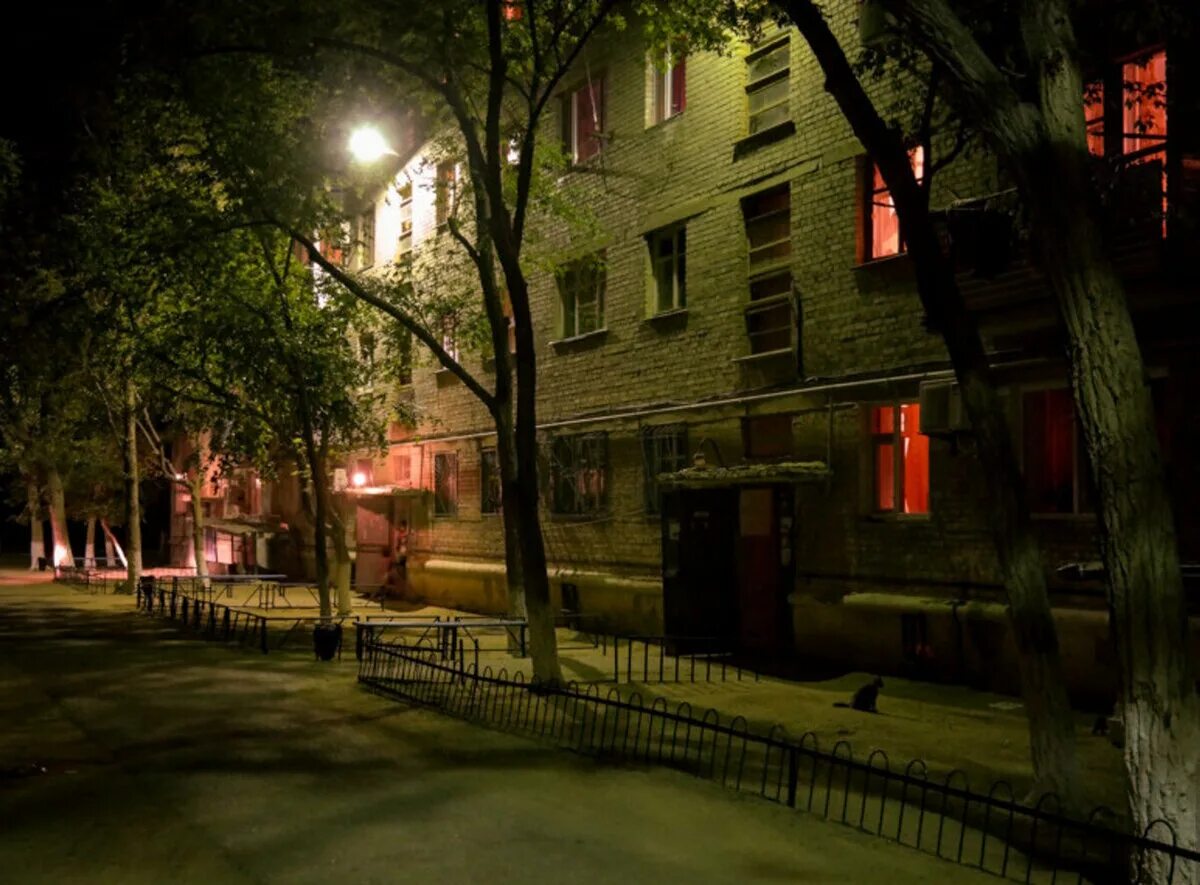 Обои плохого качества. Темные улицы России. Ночной двор. Двор ночью. Ночная улица.