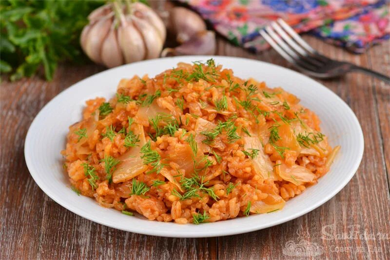 Рис с капустой и мясом на сковороде. Рис с капустой. тушеная капуста с рисом. жареная капуста с рисом. постные блюда из риса.
