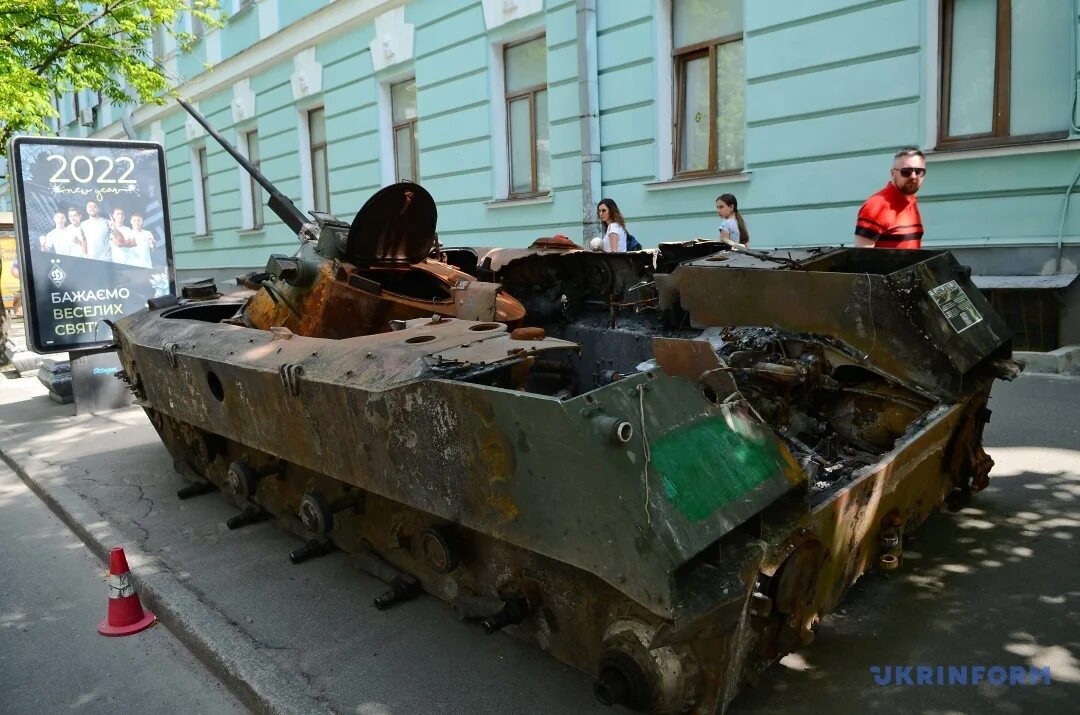 Где выставка подбитой техники в москве. Где выставка подбитой техники в москве. Выставка военной техники. Выставка техники нато. Танки в киеве 2022.