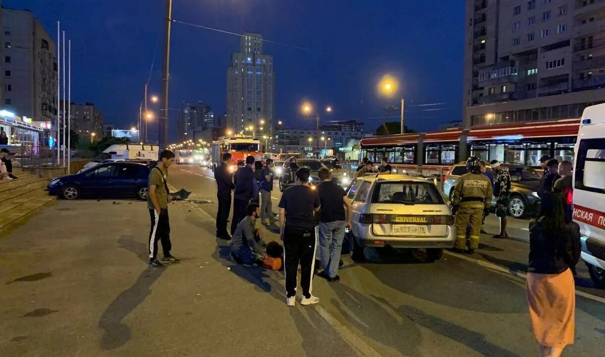 Авария на просвещения сегодня. Авария на проспекте просвещения вчера. Дтп на просвещения сегодня. Авария на проспекте просвещения вчера. Дтп проспект просвещения автобусы.