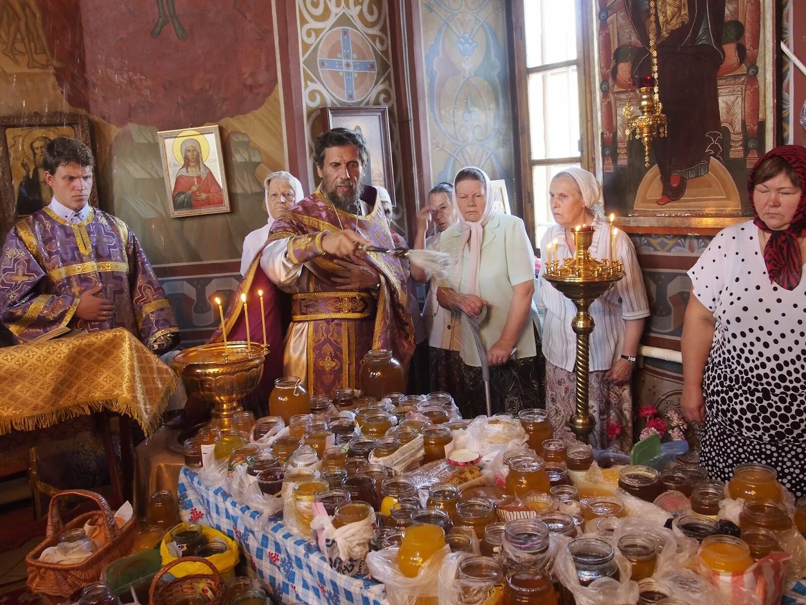 Мокрый спас. Медовый спас тобольск. освящение меда 14 августа. освящение водоемов на медовый спас. освящение меда на медовый спас.