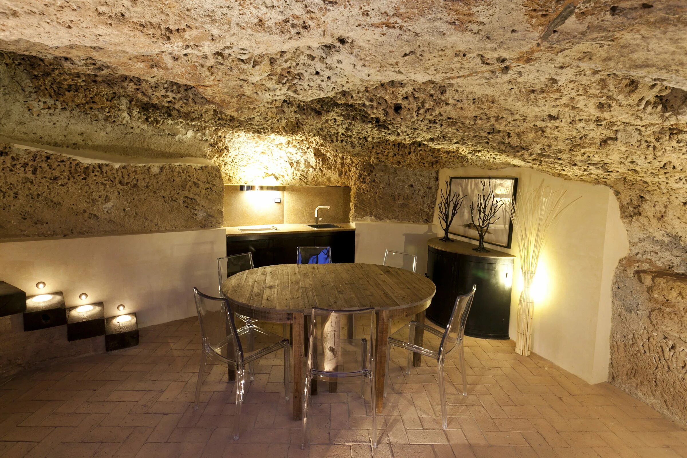 Cave home. Дом в пещере Фестус, Миссури. Интерьер в стиле пещеры. Пещерный стиль в интерьере. Кухня в стиле пещеры.