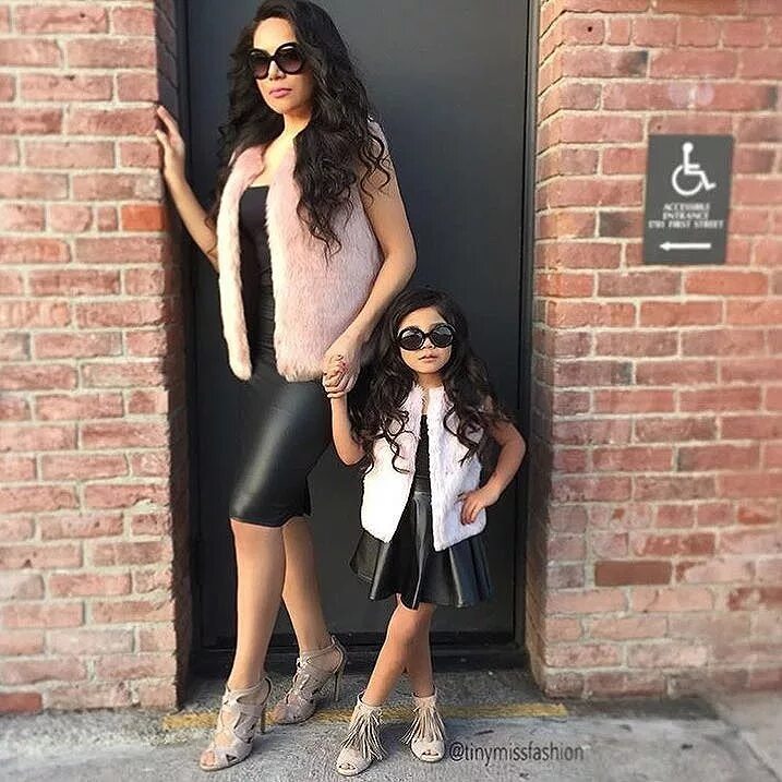 Мама и дочка. Дочь и мама брюнеты. Дочка брюнетка. Мама и дочка с длинными волосами. Мама с дочкой со спины.