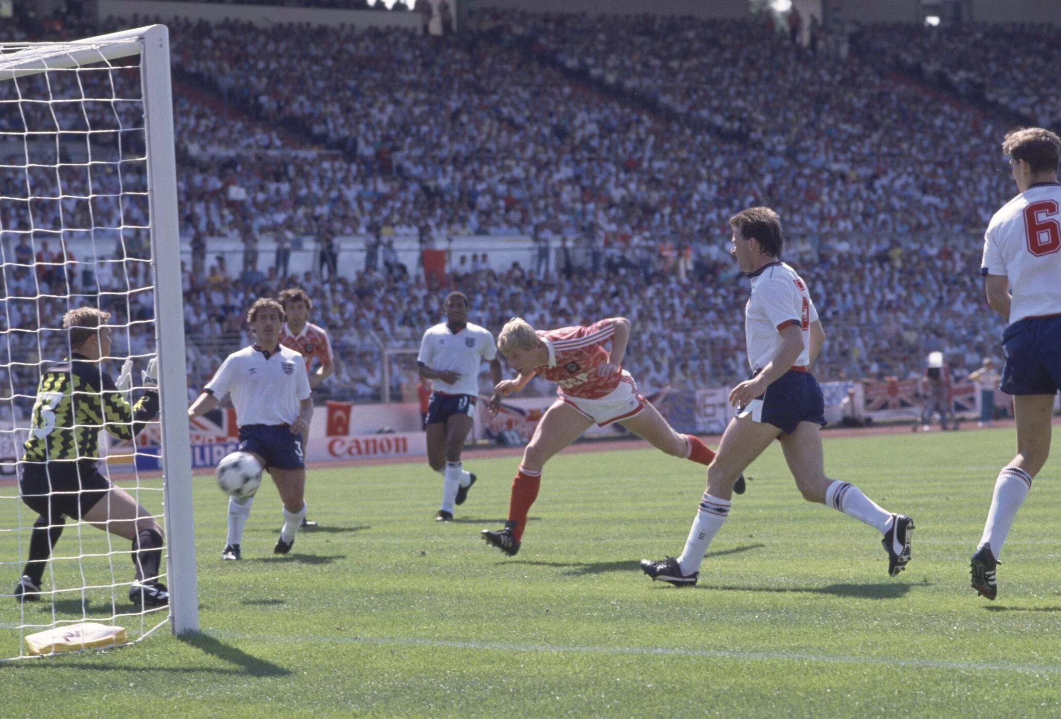 Сборная ссср 1988 футбол чемпионат европы. Голландия футбол ван бастен. Ссср англия 1988. Че 1988. Ссср италия 1988.