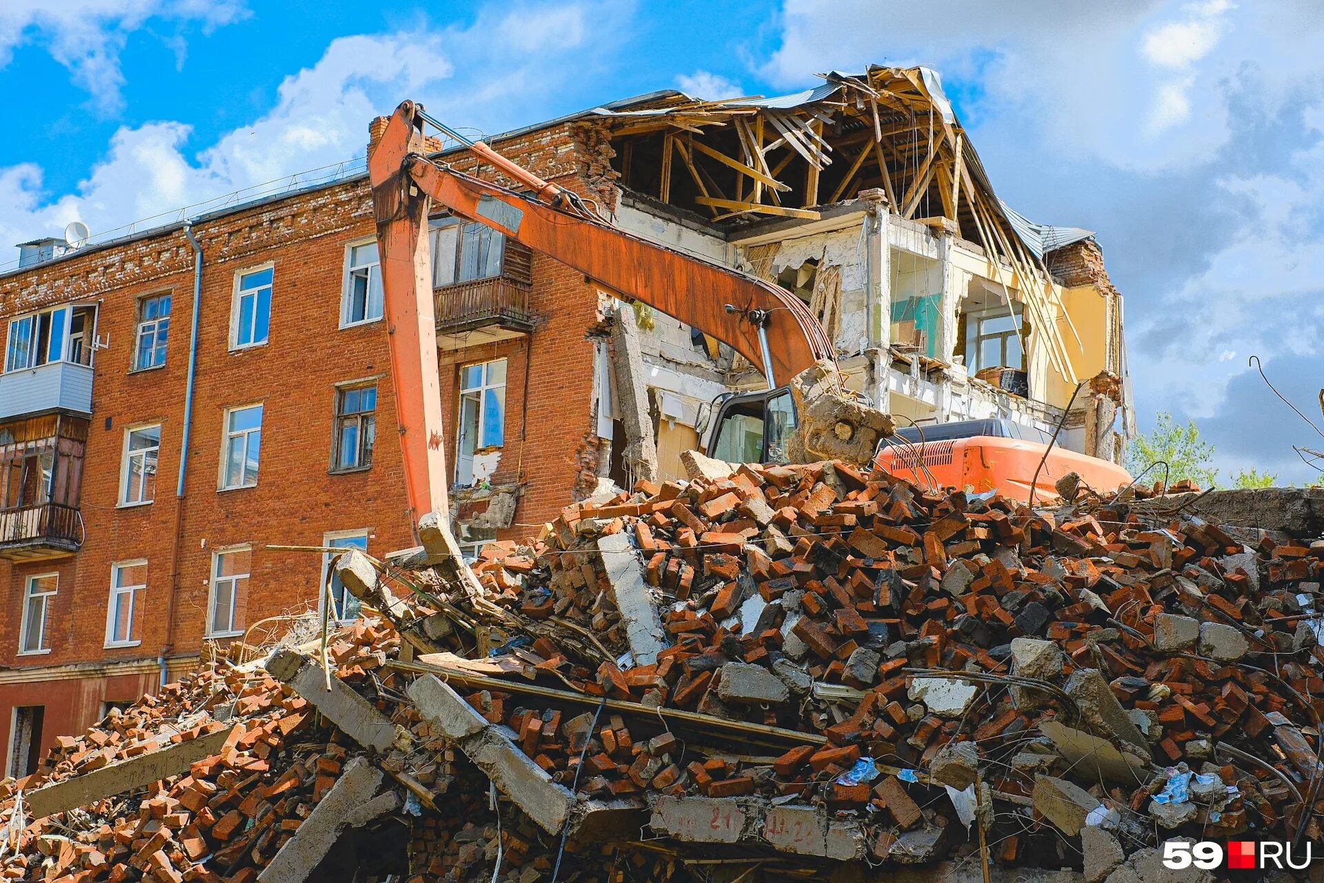 ветхое здание. аварийное жилье. разрушенный дом. здание в аварийном состоянии. аварийные дома после 2017.