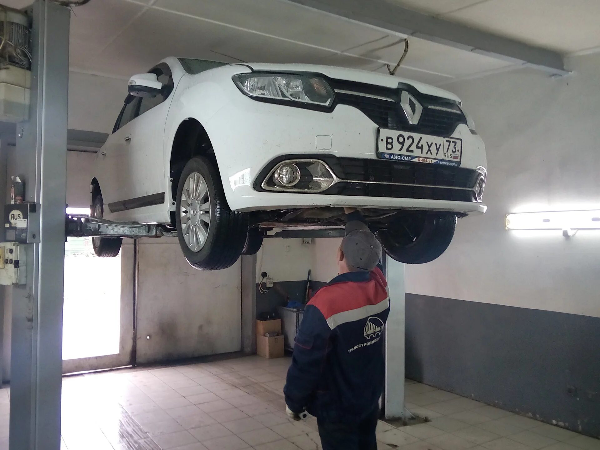 Рено логан 2 на подъемнике. Сервис рено логан. Сервис рено логан. Логан в автосервисе. Рено логан на подъемнике в сервисе.