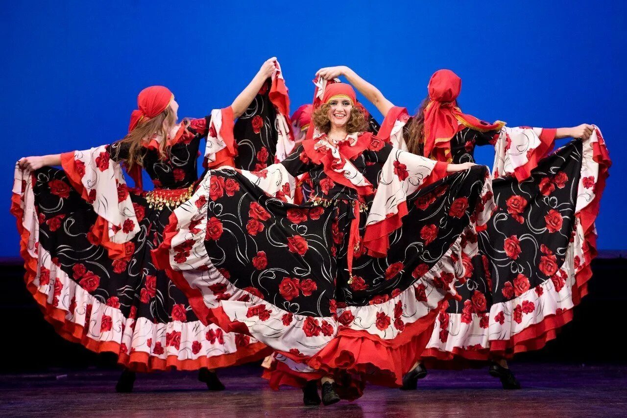 Цыганский национальный костюм женский. Цыганский танец. Цыганский народный танец. Народные танцы цыган.