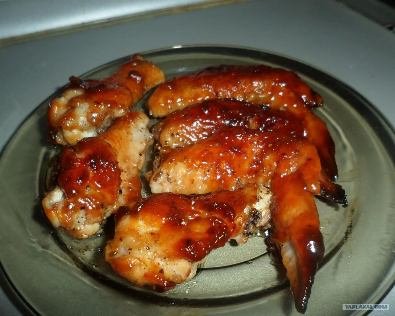 Куриные крылья в медово-соевом соусе в духовке. Крылья в медовом соусе в духовке. Крылья в меду с соевым соусом в духовке. Куриные крылышки в медово-горчичном соусе. Крылышки куриные.