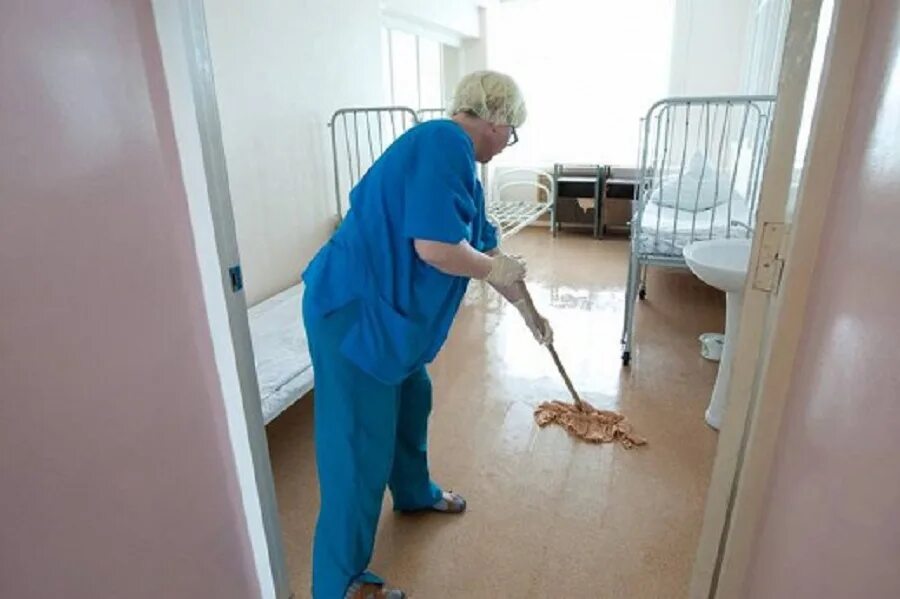 Уборка санитарка. Уборщица в больнице. санитарка в больнице. уборщик в больнице. уборка палат.