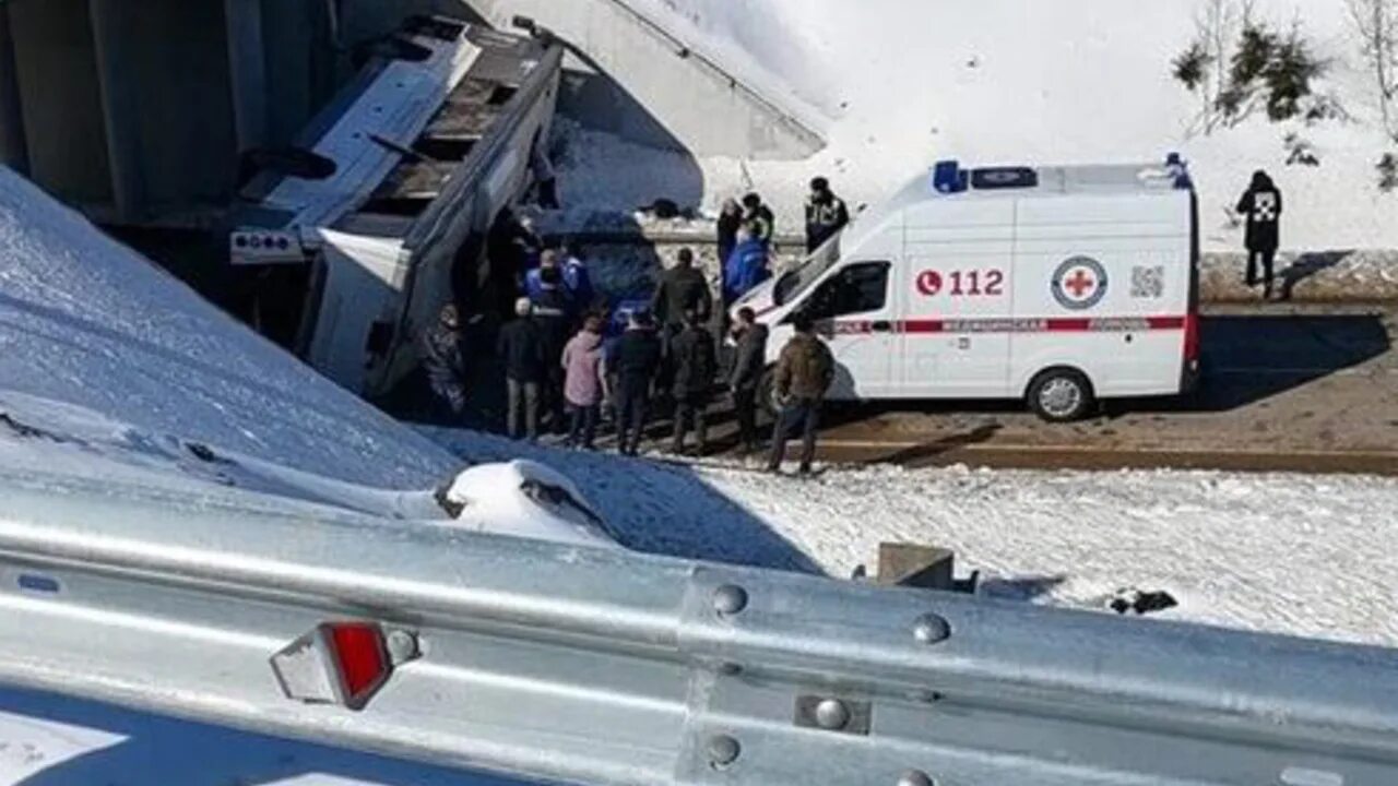 Упавший автобус с людьми в мойку. Авария автобуса москва волоколамск. автобус перевернулся в волоколамске. авария с автобусом в подмосковье сегодня.