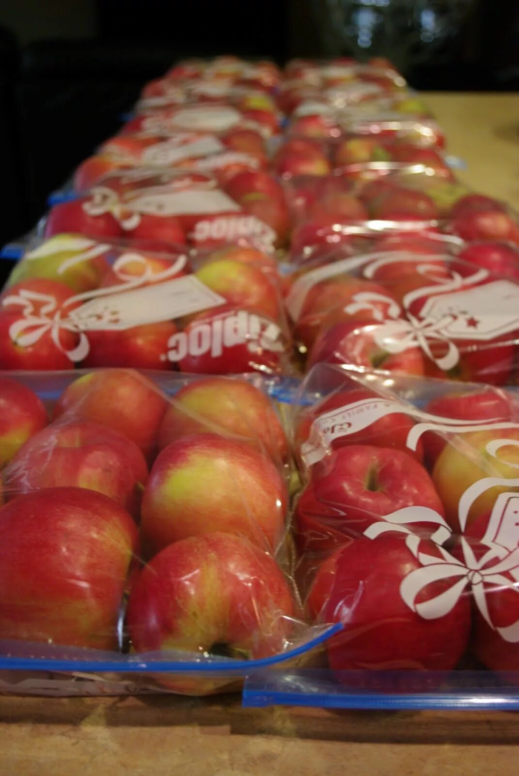 Можно заморозить яблоки. Замороженные яблоки. Хранение яблок в пакетах. Заморозка яблок в пакете. Яблоки замороженные на зиму.