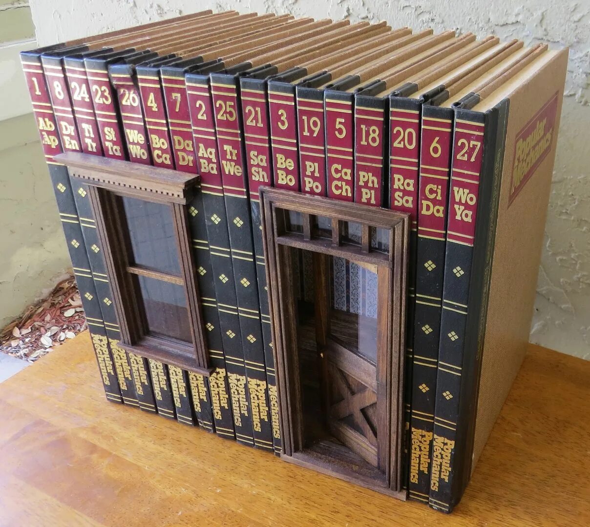 Книжные стеллажи в интерьере. Интерьер библиотеки. Уютная комната с книжными полками. Большой дом книга. Уютный книжный магазин.