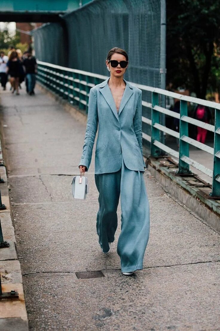 Оверсайз костюм женский классический. Костюм стритстайл. Костюм стрит. Красный брючный костюм женский. Стильный брючный костюм.