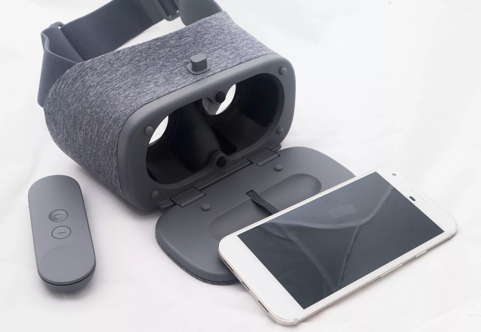 Очки VR Daydream. VR очки Lenovo Daydream. VR очки Daydream промо. Ручки для виртуальных очков.