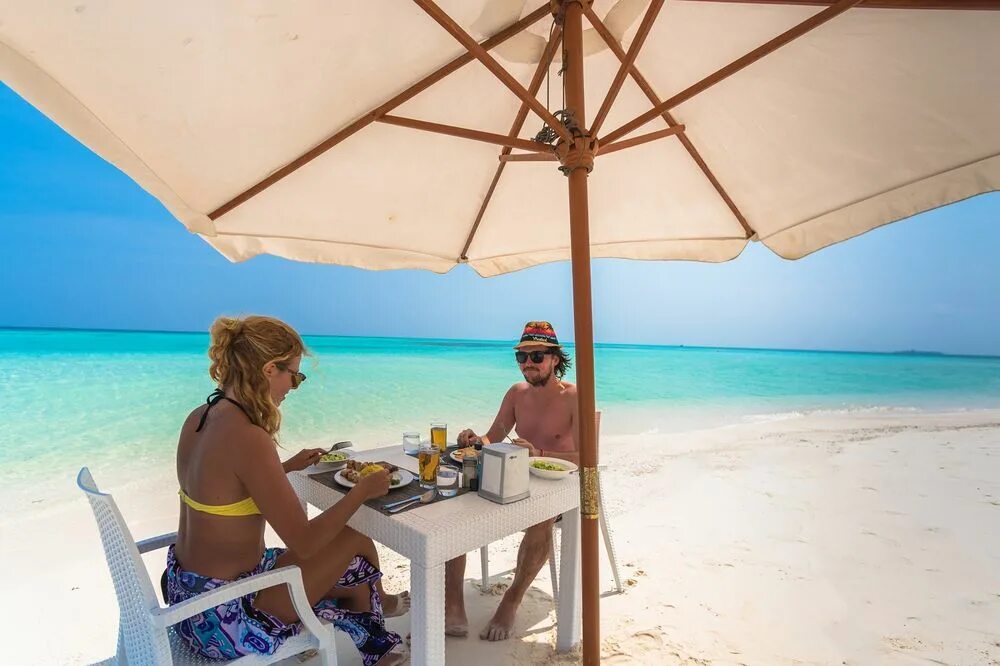 Furaveri maldives 5 мальдивы. Женщина на мальдивах. Мальдивы hideaway beach resort spa. Мальдивы хитхадху. Завтрак на мальдивах.
