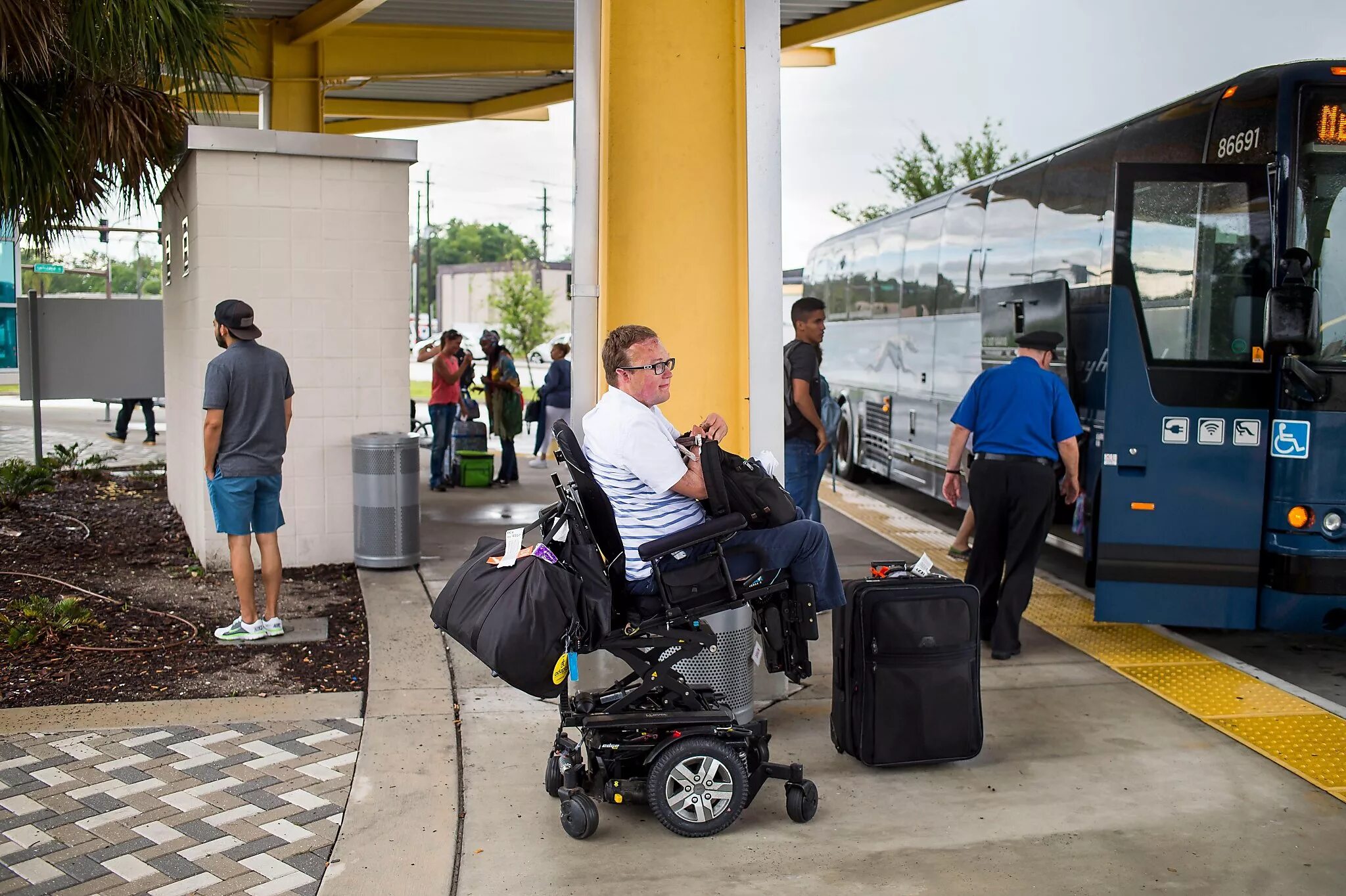 Disabled travelers. People at the Airport. Solah for disabled people. Virtual Tours for people with Disabilities.