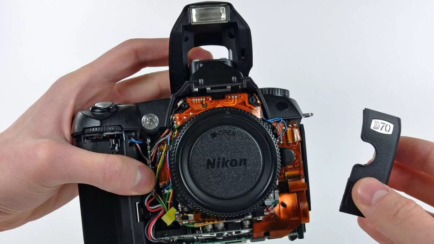 Nikon d90 верхняя крышка. Разобранный фотоаппарат. Фотоаппарат в разборе. Ремонт фотоаппаратов.