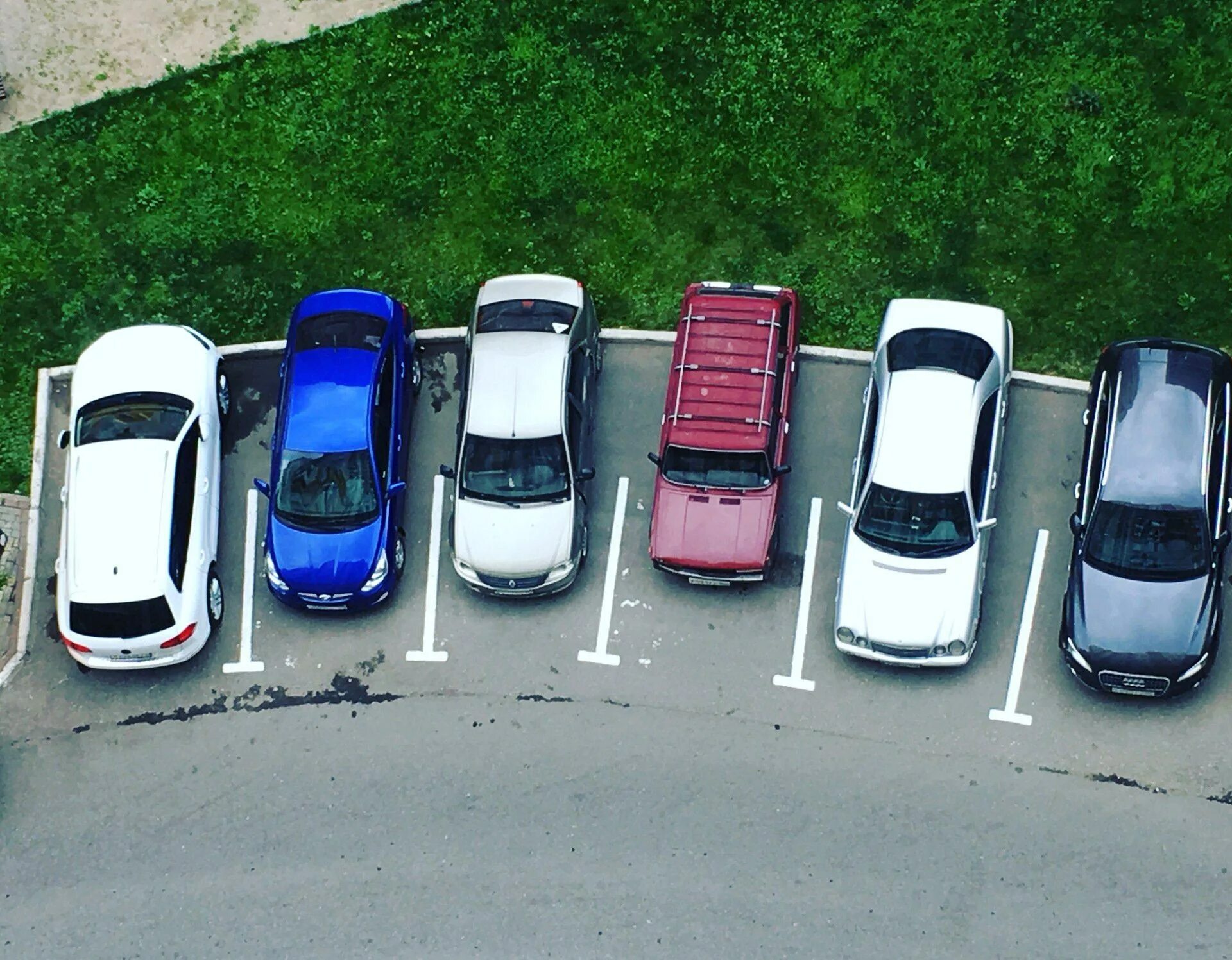 Стоянка автомобилей. Машина на парковке. Автомобиль в паркинге. Разметка парковки во дворе.