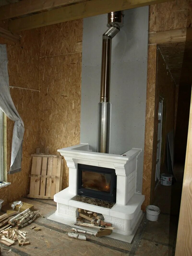 отделка короба камина. кирпичная печь в каркасном доме. печькамин в какасном доме. облицовка стены за печью камином. печь в каркасном доме.