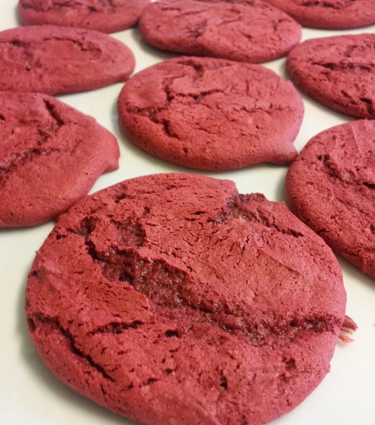 Red cookies. Red Velvet cookie. Красное печенье. Печенье бархатное. Печенье вельвет.