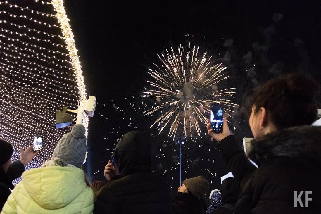 Почему на новый год запускают фейерверки. Новогодний фейерверк. салют &quot;новогодний&quot;. новый год салют. запускать фейерверки.