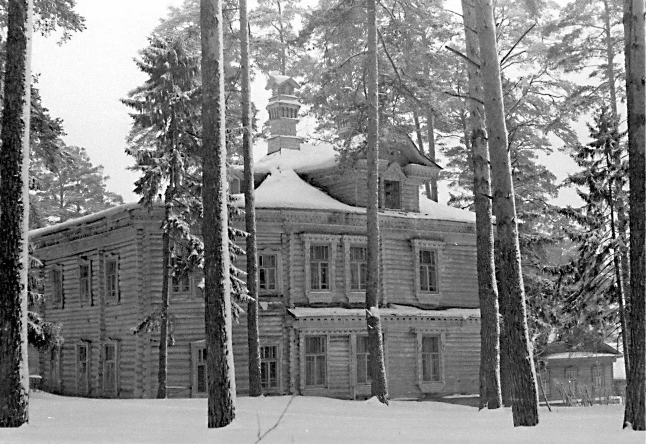 Санаторий имени ленина солотча старый. Учительская дом. Дом отдыха учитель в старом петергофе. Московский городской дом учителя поведники. Дом купца курбатова сарапул.