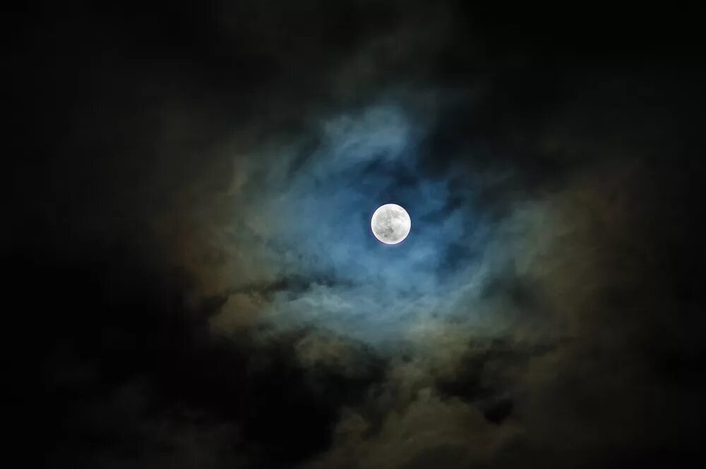 Темная луна укажет. Черная Луна. Черная Луна фото. Лицо на Луне фото.