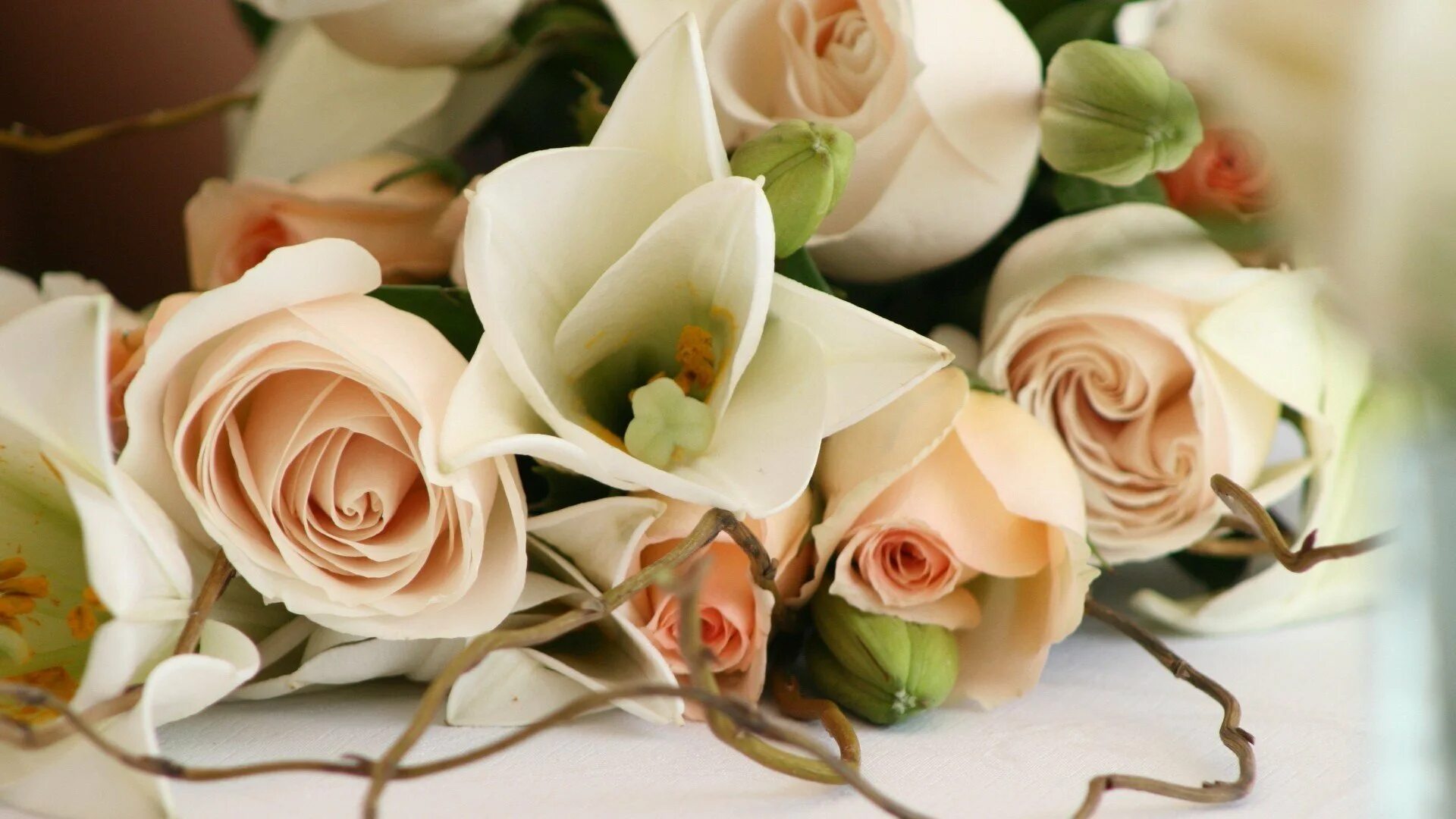 Шикарные цветы. Букет цветов в корзине. Нежные розы. Картинка цветы красивые на столе. Красивые цветы.