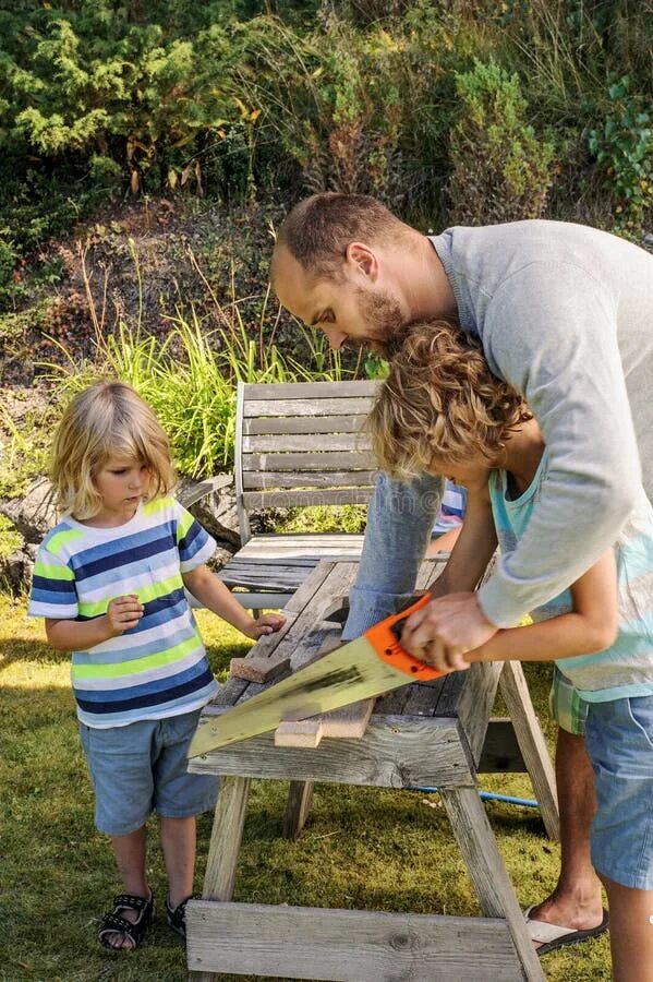 пилят бревно. пилят двуручной пилой. мальчик пилит. зайцы пилят бревно. ребенок пилит.