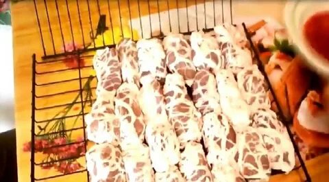 В жировой сетке на мангале