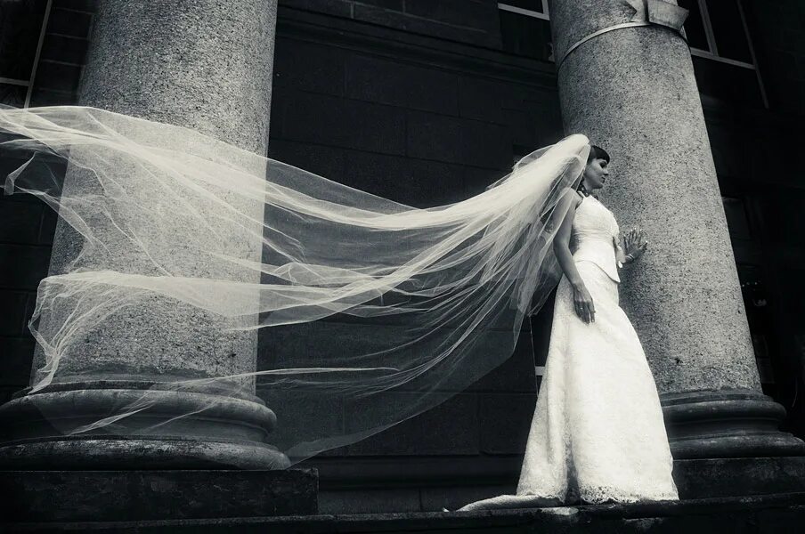 Фата для невесты. Мерить фату. Жених поднимает вуаль. Свадебные причёски на длинные волосы с фатой. Черная фата.