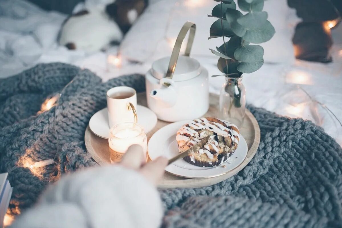 Спа хюгге. Свечи уют. Уютная чашка. Эко стиль интерьера. Спа хюгге.