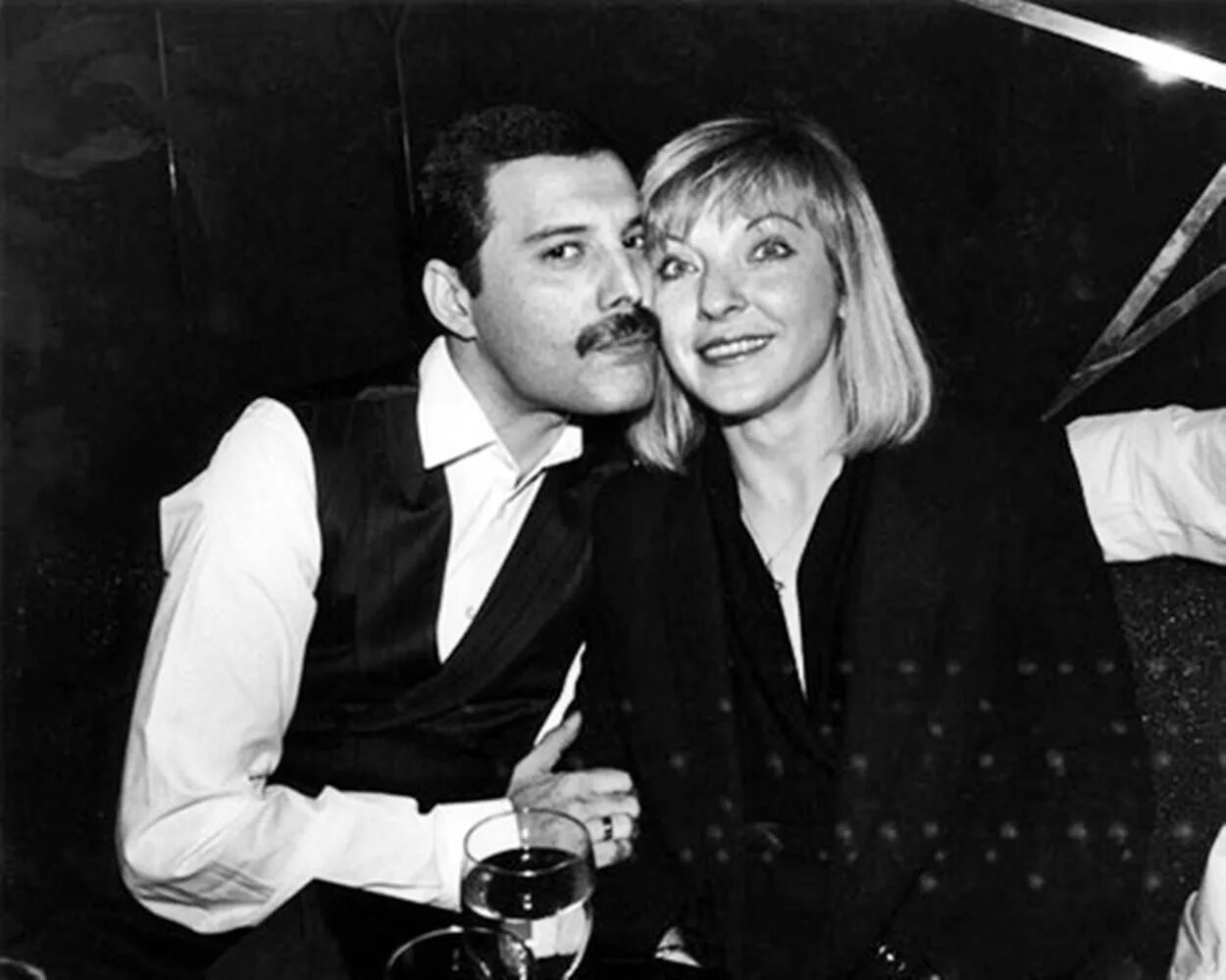 Жена меркури. Мэри остин. фредди меркури и мериостин. freddie mercury мэри остин. фредди меркьюри и мэри.