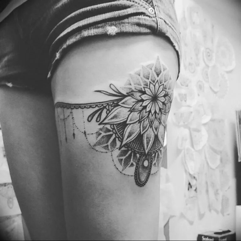 Красивые тату для девушек на бедре. Тату на бедре. Мандала тату эскиз. Эскизы тату на ляжку девушке. Эскизы тату на ляжку девушке.