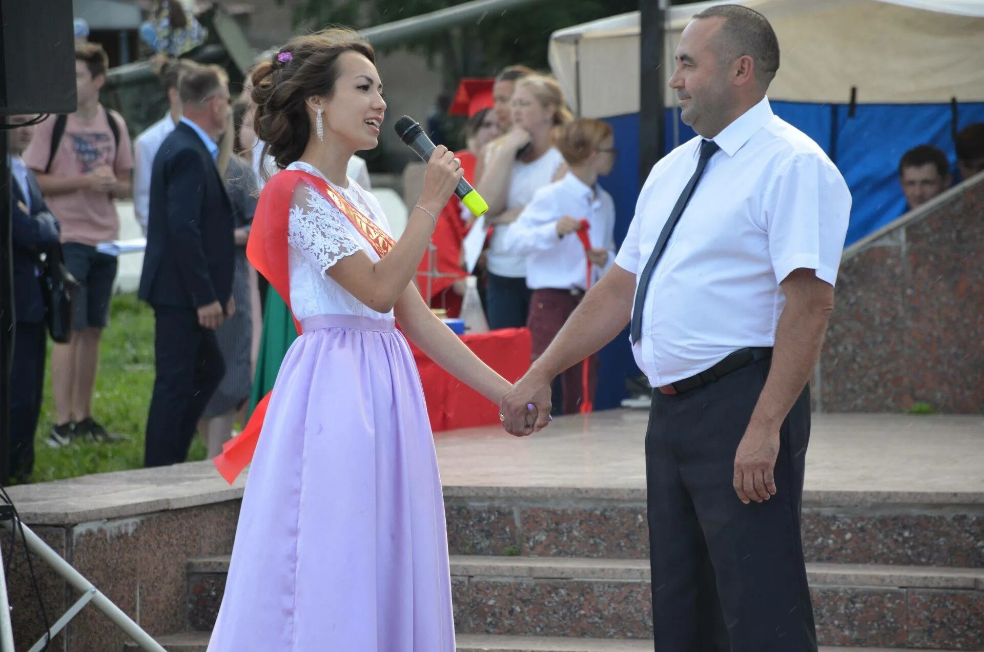 Сюрприз выпускникам от родителей. Родители 11 класса. Выпускники и родители счастливые. Родители 11 класса. Выпускной вечер 11 класс для родителей.