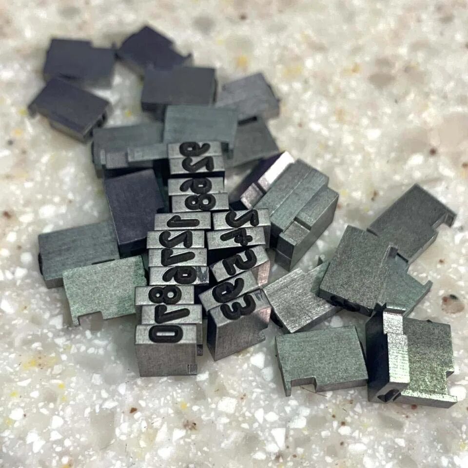 Литера цифра. Литера цифра. Инструмент для отметки на металле. Литера цифра. Литеры иоганна гутенберга.