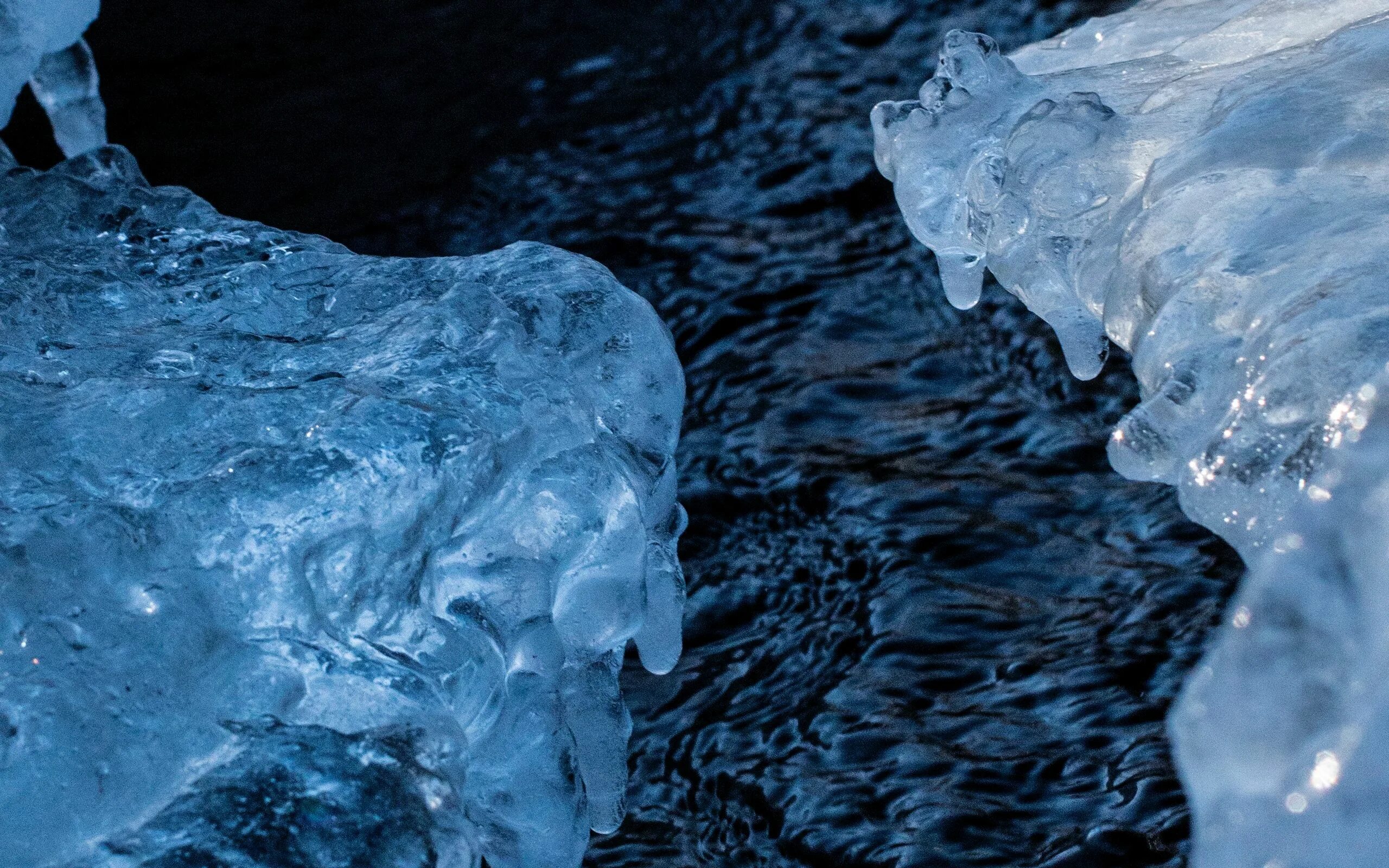 Ледяная вода. Твердая вода. Лед. Вода со льдом.