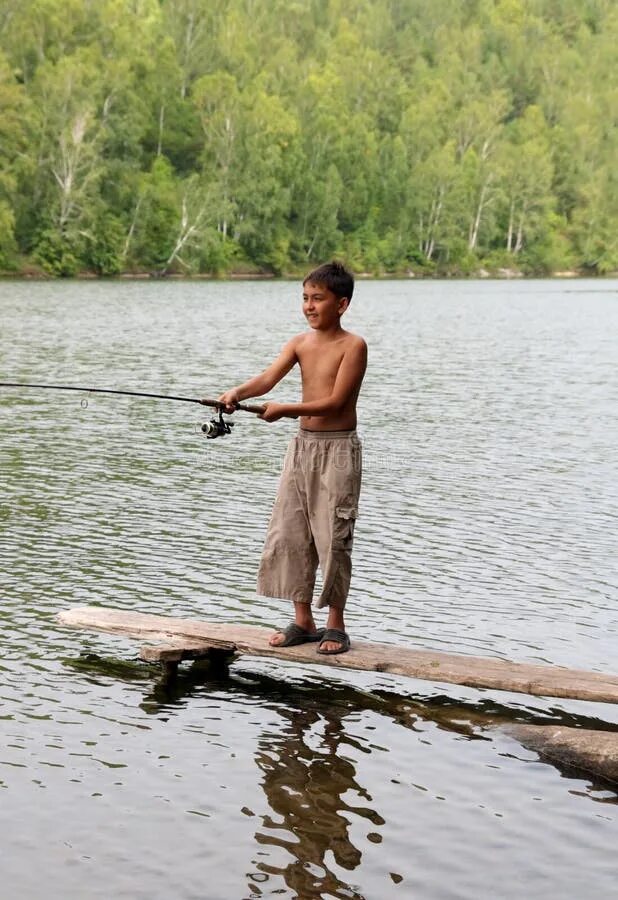 Мальчик ловил рыбу на реке. Мальчик рыбачит. Мальчик с удочкой. Мальчишки рыбачат голышом. Босоногие мальчишки удили рыбу.