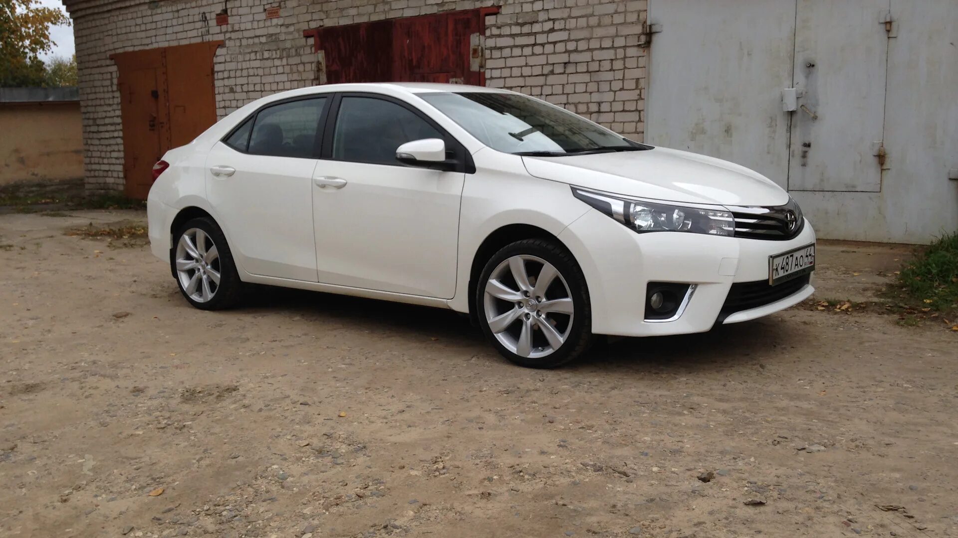 Тойота королла r18. Toyota corolla 2014 r16. Литые диски на тойота королла 180. Диски королла 2014. Toyota corolla 160 r19.