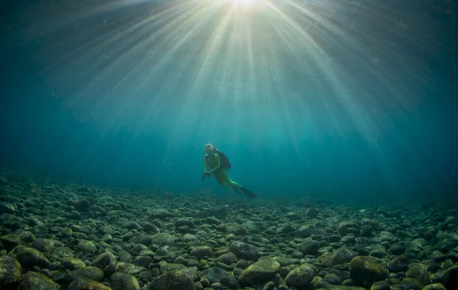 глубина. под водой. видеть сквозь воду. дно океана. солнечные лучи в воде.