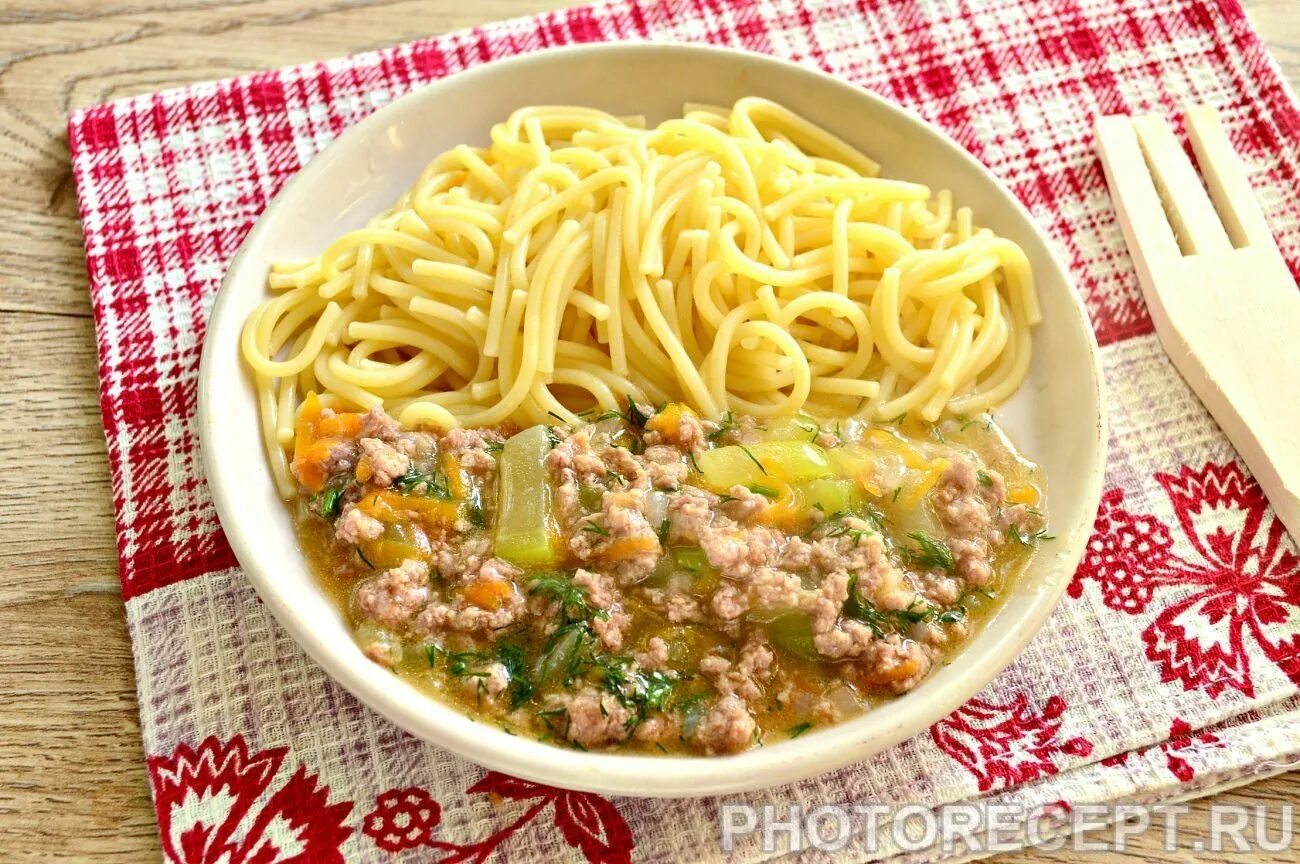 Спагетти с гуляшом. Спагетти с гуляшом. Гуляш с макаронами. Паста для гуляша. Макароны с гуляшом из свинины.