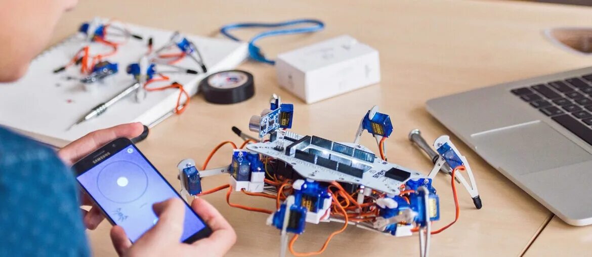 Сборка робота и программирование светодиодов. Робот гексапод на ардуино. Робот DIY. Робототехника Arduino. Высокотехнологичный робот.