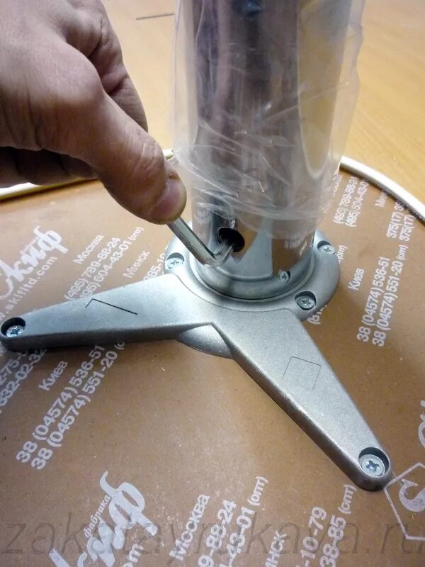 Как установить ножки стола. Крепление деревянных ножек к столешнице. Крепление столешницы к ножкам. Крепеж ножки стола к столешнице. Как установить ножки стола.