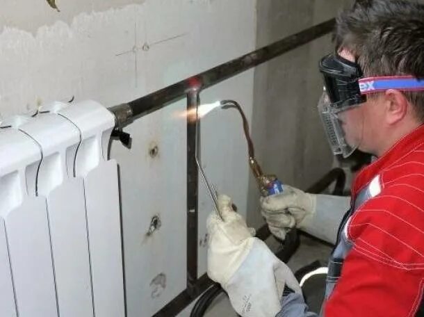 Железные трубы для отопления. Сварка отопления водоснабжение. Сварщик сантехник. Сварка отопления водоснабжение. Сварщик отопления.