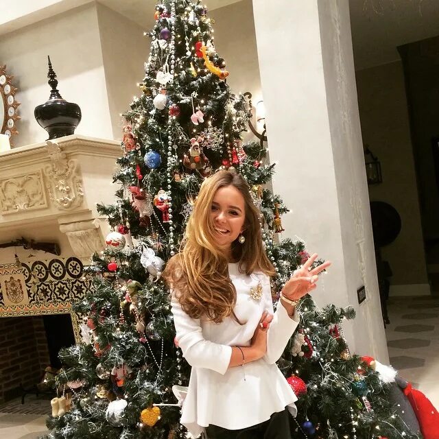 Новогодняя фотосессия в студии в платье. Девочка дома новый. Новогодняя фотосессия для девушки. Брюнетка возле новогодней елки. Девочка дома новый.